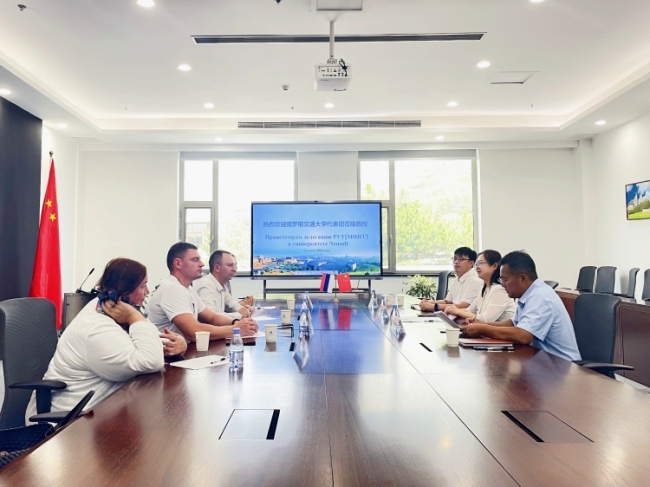 The executive vice president of the Russian University of Transport and his delegation visited our school for exchange